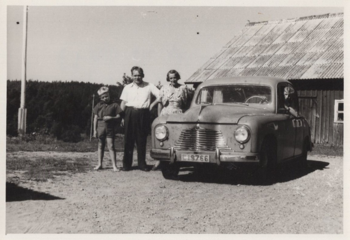 Sodumu ģimene ciemos pie radiem Smolandē, Zviedrijā. No kreisās: dēls Andris, Dzintars un Skaidrīte. (Fotogrāfijas otrā pusē rakstīts, ka otrs dēls Mārcis ir pie vecmammas Kalhellā (Kallhäll), kas ir maza pilsētiņa netālu no Stokholmas). 1955. gads. LNA_LVA, F2273_1v_52, 36. lp.