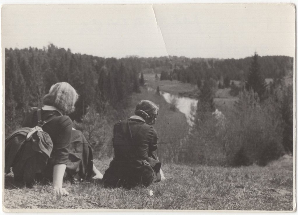 Skaidrīte Soduma ar klasesbiedreni Silviju Rozenbergu ekskursijā Mazsalacā. 1939. gads. LNA_LVA, F2273_1v_51_15. lp.