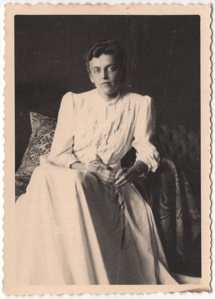 Skaidrīte Soduma iesvētību dienā. 1942. gads. LNA_LVA, F2273_1v_51_34. lp.