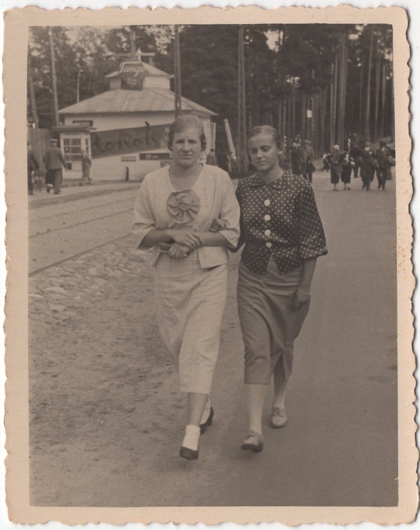 Skaidrīte Soduma (pa labi) ar Inesi Veisu Mežaparkā. 1936. gads. LNA_LVA, F2273_1v_51_44. lp.