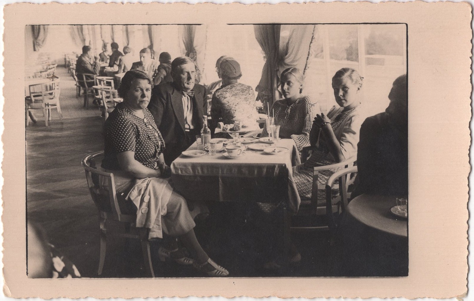 Skaidrīte Soduma (otrā no labās) ar klasesbiedreni Silviju Rozenbergu un viņas vecākiem Ķemeru viesnīcā. 1936. gads. LNA_LVA, F2273_1v_51_47. lp.