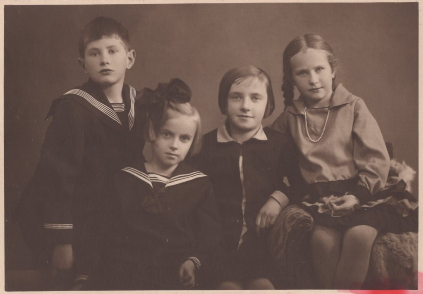 Skaidrīte Soduma ar māsu Lidiju, kā arī brālēnu un māsīcu. 20.gs. 20tie gadi. LNA_LVA, F2273_1v_51_67. lp.