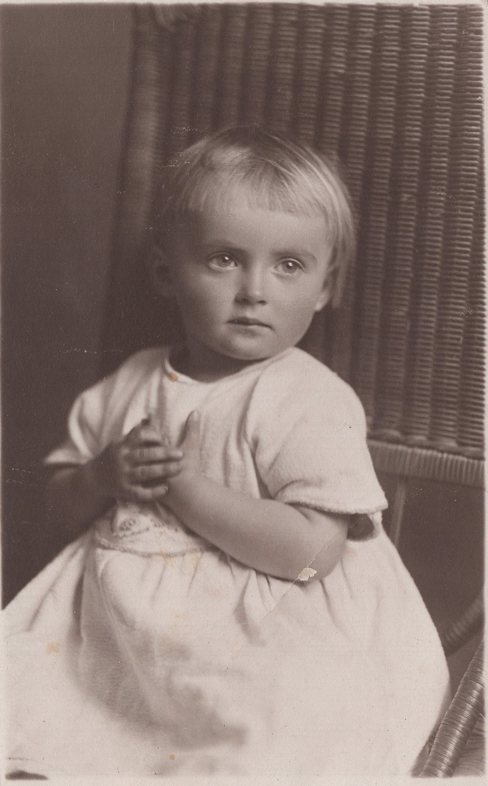 Skaidrīte Soduma pusotra gada vecumā. 1923. gada pavasaris. LNA_LVA, F2273_1v_51_72. lp.