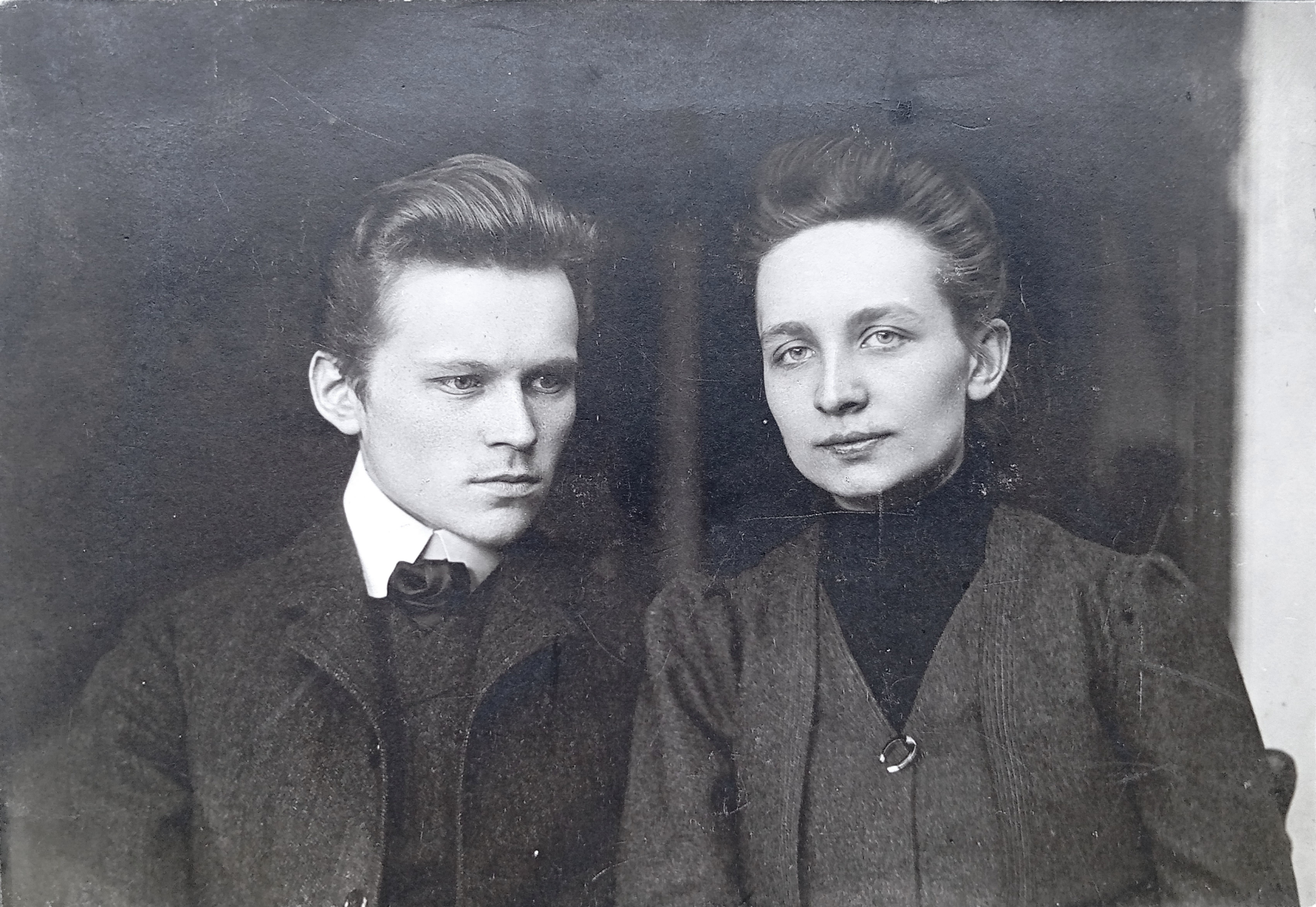 Ģirta Salnā vecāki Voldemārs un Milda. Fotogrāfs Jānis Baumanis, ap 1904. – 1905. gadu.
