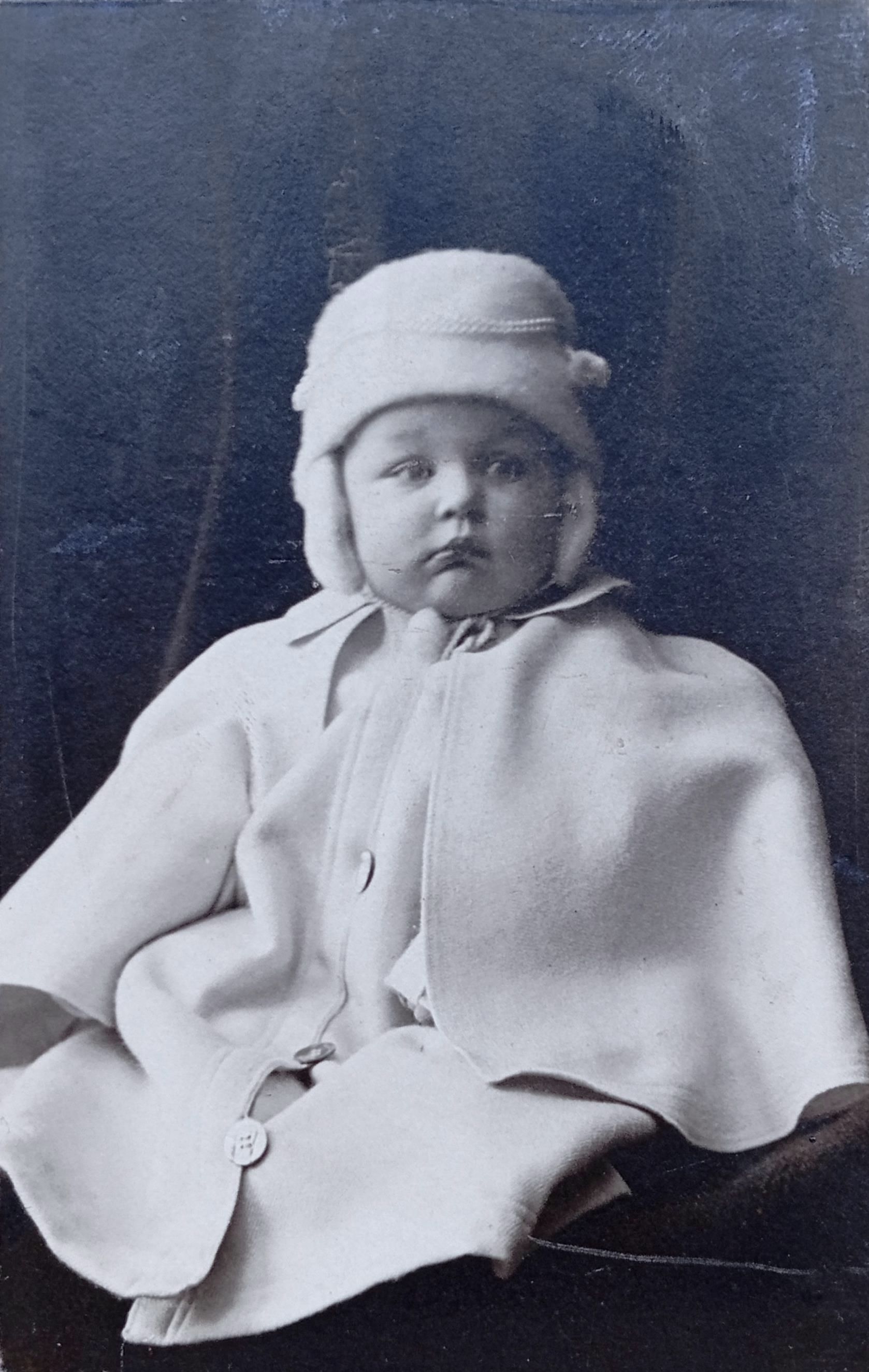 Ģirts Salnais bērnībā. Fotogrāfs Jānis Baumanis, ap 1906. – 1907. gadu.