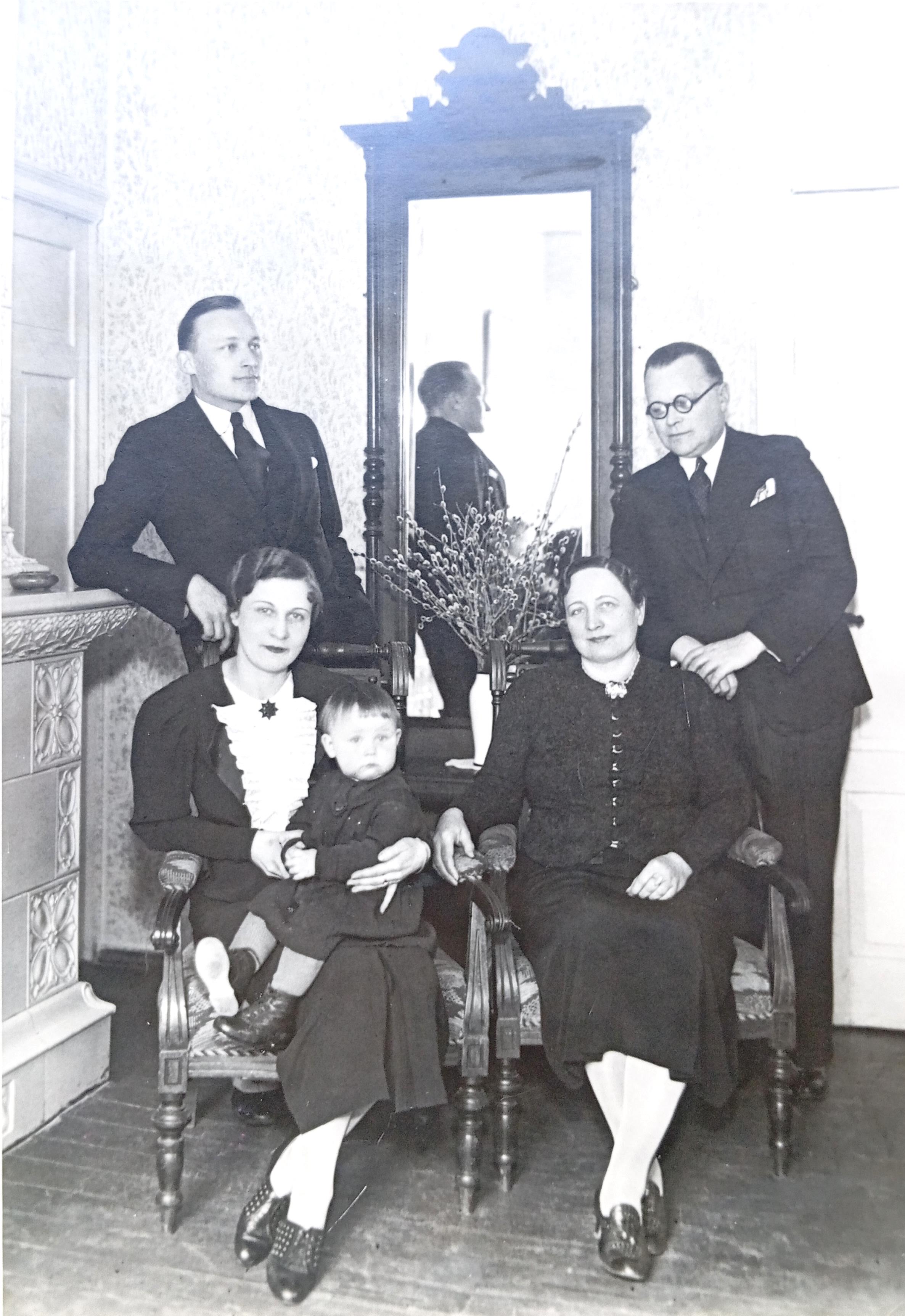 Ģirta Salnā ģimene. No kreisās: Ģirts Salnais, Lilija Salnā ar meitu Astrīdu, Milda Salnā, Voldemārs Salnais. 1936. gada aprīlis.