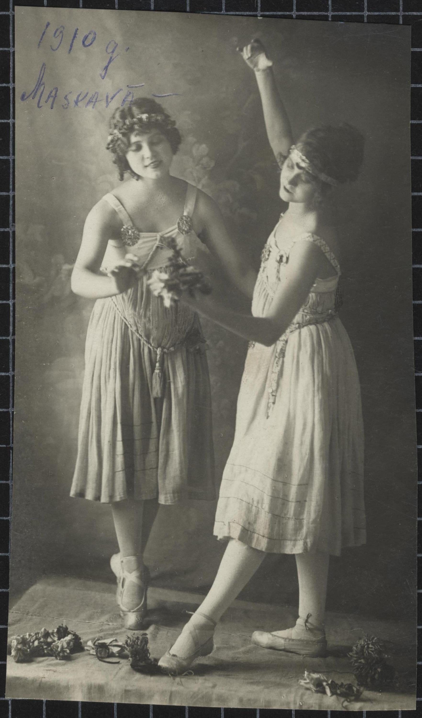 Melānija Lence ar skolas biedreni baletskolā Maskavā, 1910. gads. LNA_LVA, F2117_1v_3