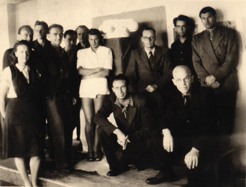 P. Kundziņš (otrajā rindā trešais no labās) Baltijas Universitātē ar mehānikas fakultātes 3. kursa figūru zīmēšanas grupu, Pinneberga, Vācija, 1948. gada pavasaris, autors nav zināms. LNA_LVA, F2280_1-v_16, 8. lp.