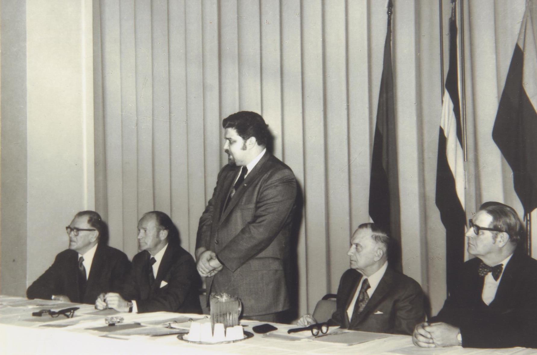 Uldis Ivars Grava Pasaules Baltiešu apvienības dibināšanas kongresā, 1972. gada 18. novembris, autors nav zināms. LNA_LVA, F2928_2-v_6, 11. lp.