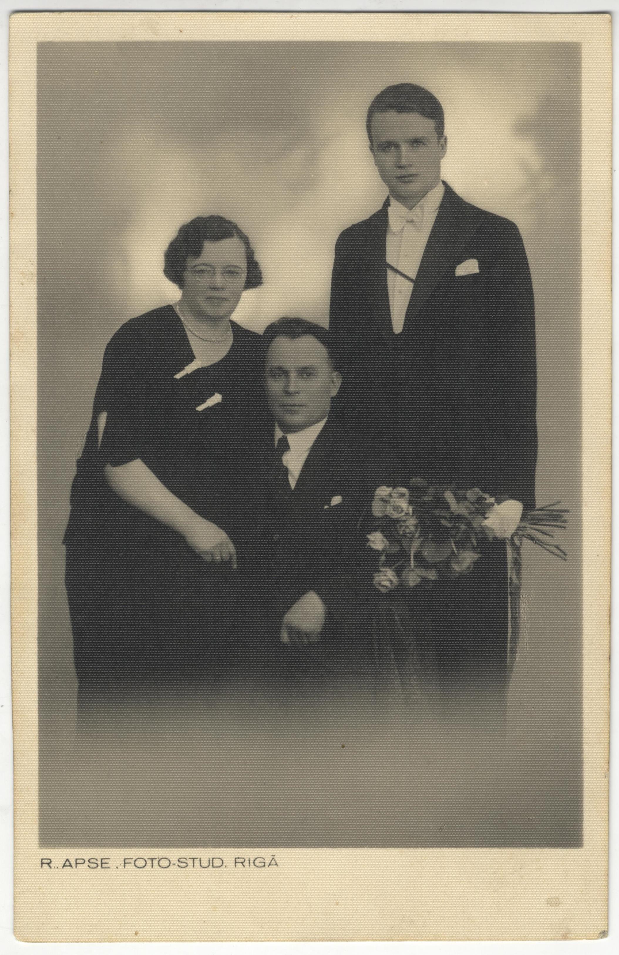 Vilis Skultāns ar vecākiem iesvētīšanas dienā, Rūdolfa Apses fotostudija, Rīga, 1934. gada 2. aprīlis