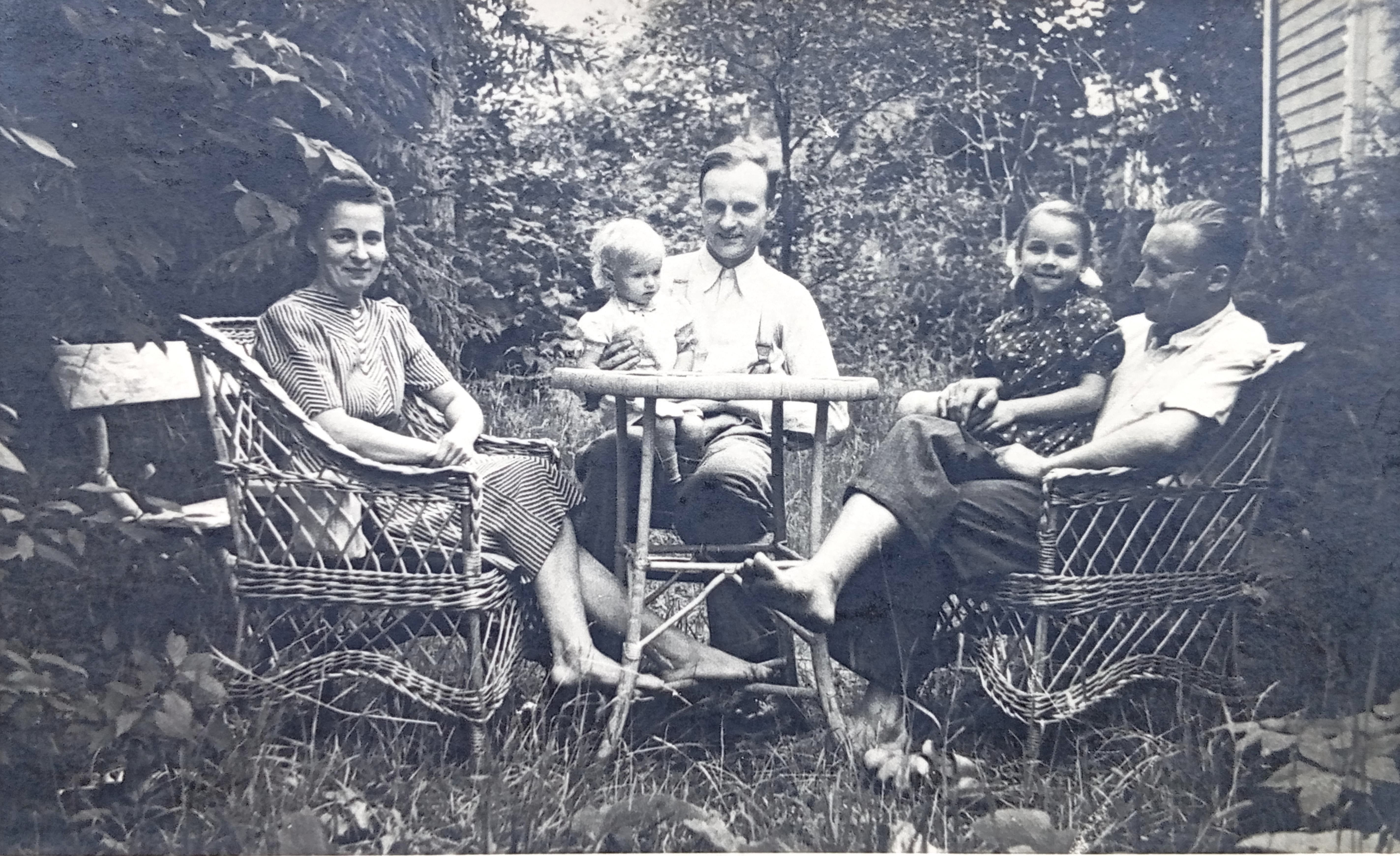 Ģirts Salnais ar ģimeni un draugiem atpūtas brīdī Bulduros. No kreisās: Lilija Salnā, Ernests Kļava ar meitu, Ģirts Salnais ar meitu Astrīdu. 1943. gads.