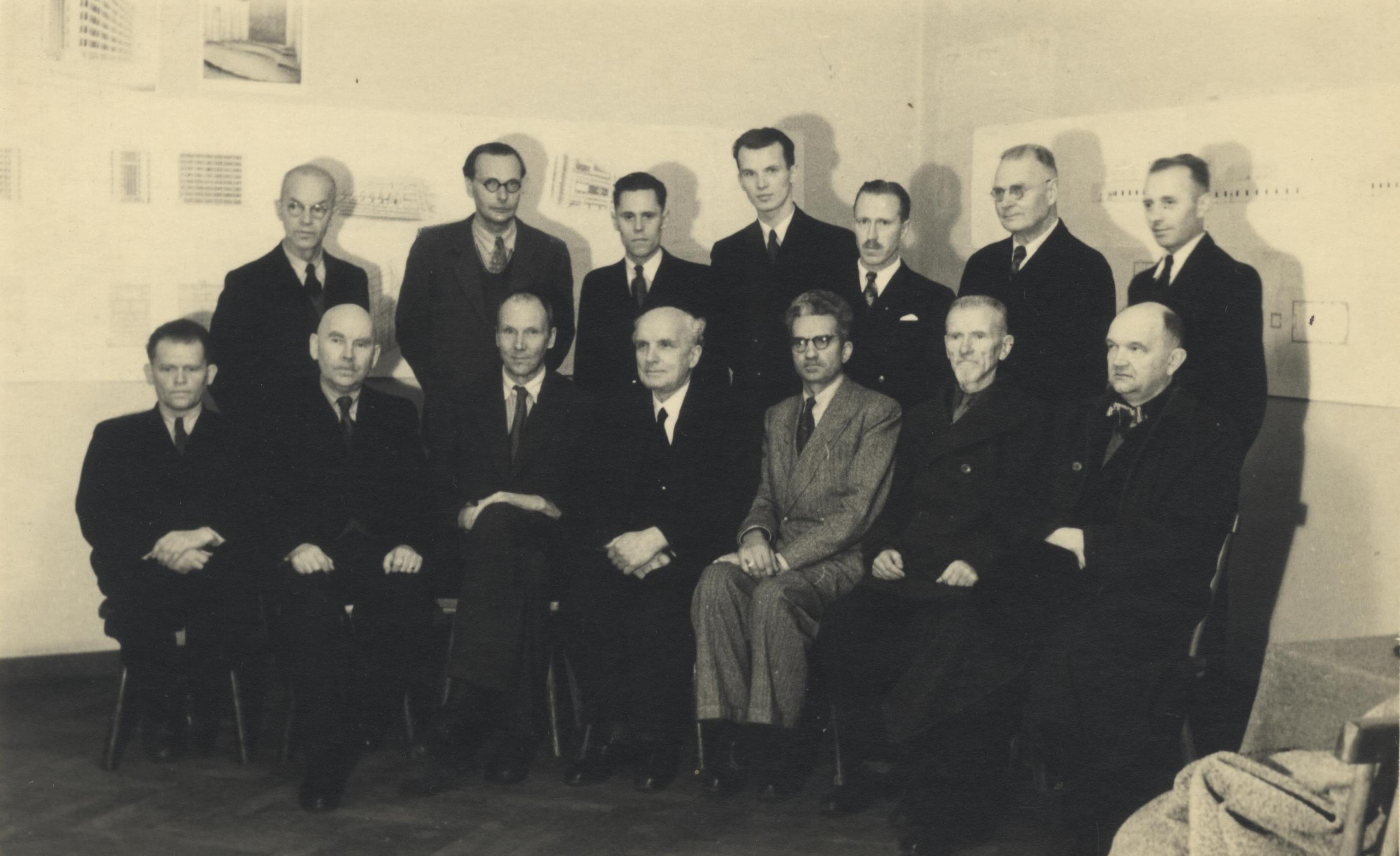 P. Kundziņš (pirmajā rindā trešais no kreisās puses) ar kolēģiem arhitektūras studentu diplomdarbu aizstāvēšanā Baltijas Universitātē Pinnebergā, 1948. gada oktobris, autors nav zināms. LNA_LVA, F 2280_1-v_16, 10. lp.