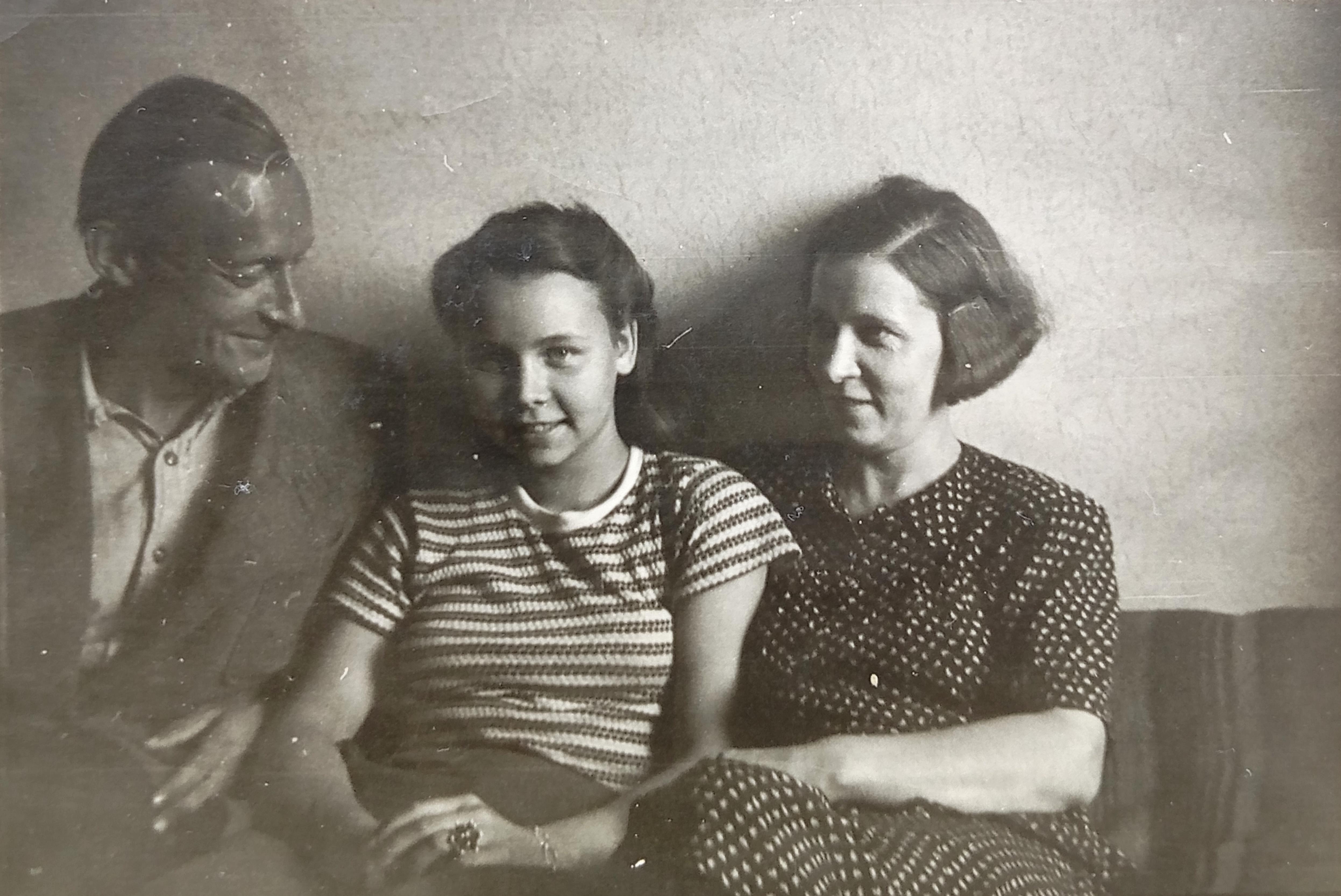 Ģirta Salnā ģimenē bēgļu gaitās Vircburgā, Vācijā. No kreisās: Ģirts Salnais, meita Astrīda, sieva Lilija. 1949. gads.