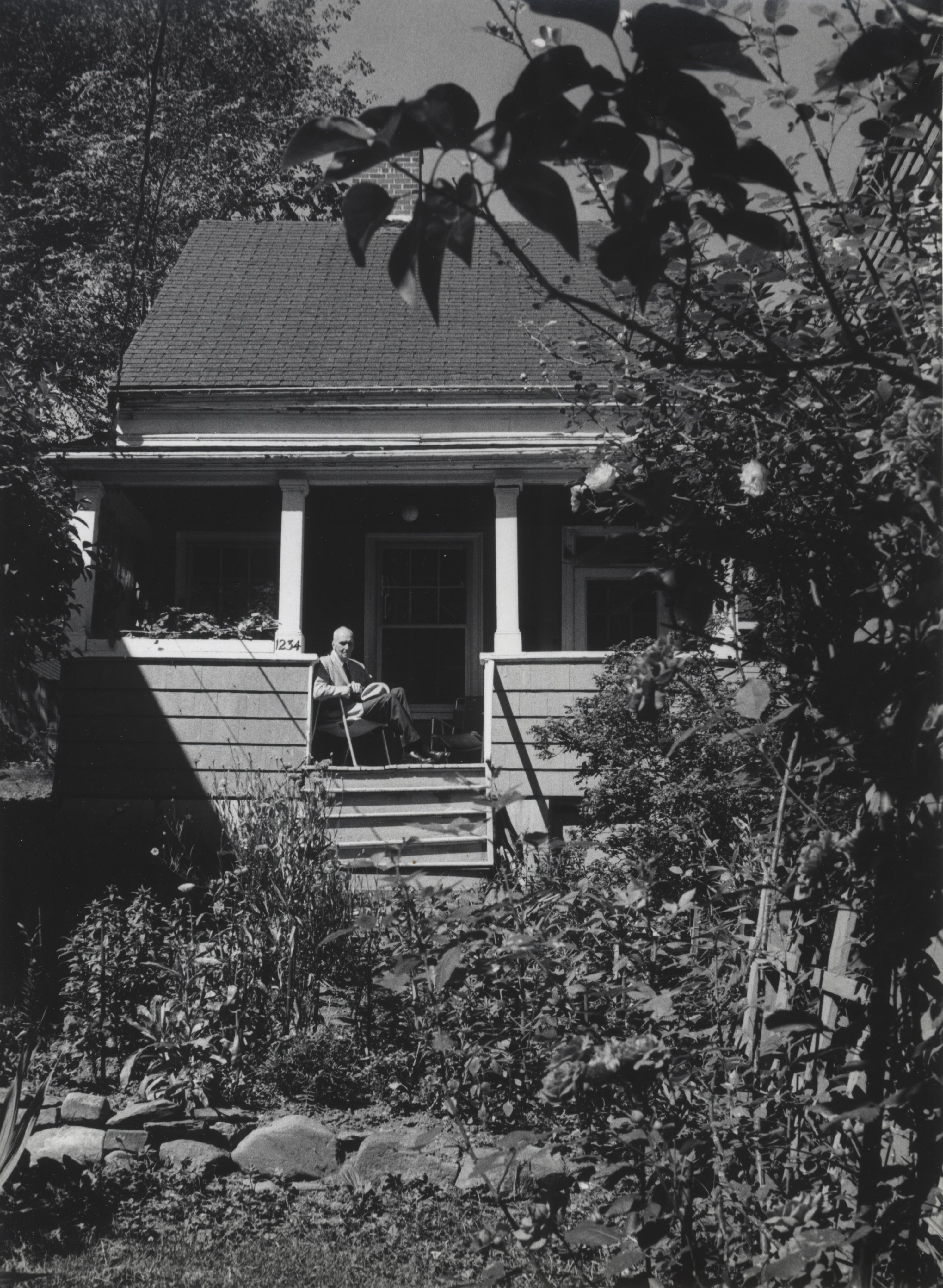 P. Kundziņš pie savas mājas Helifaksā, Kanādā, 1972. gads, autors – Jēkabs Zvilna. LNA_LVA, F 2280_1-v_15, 7. lp.