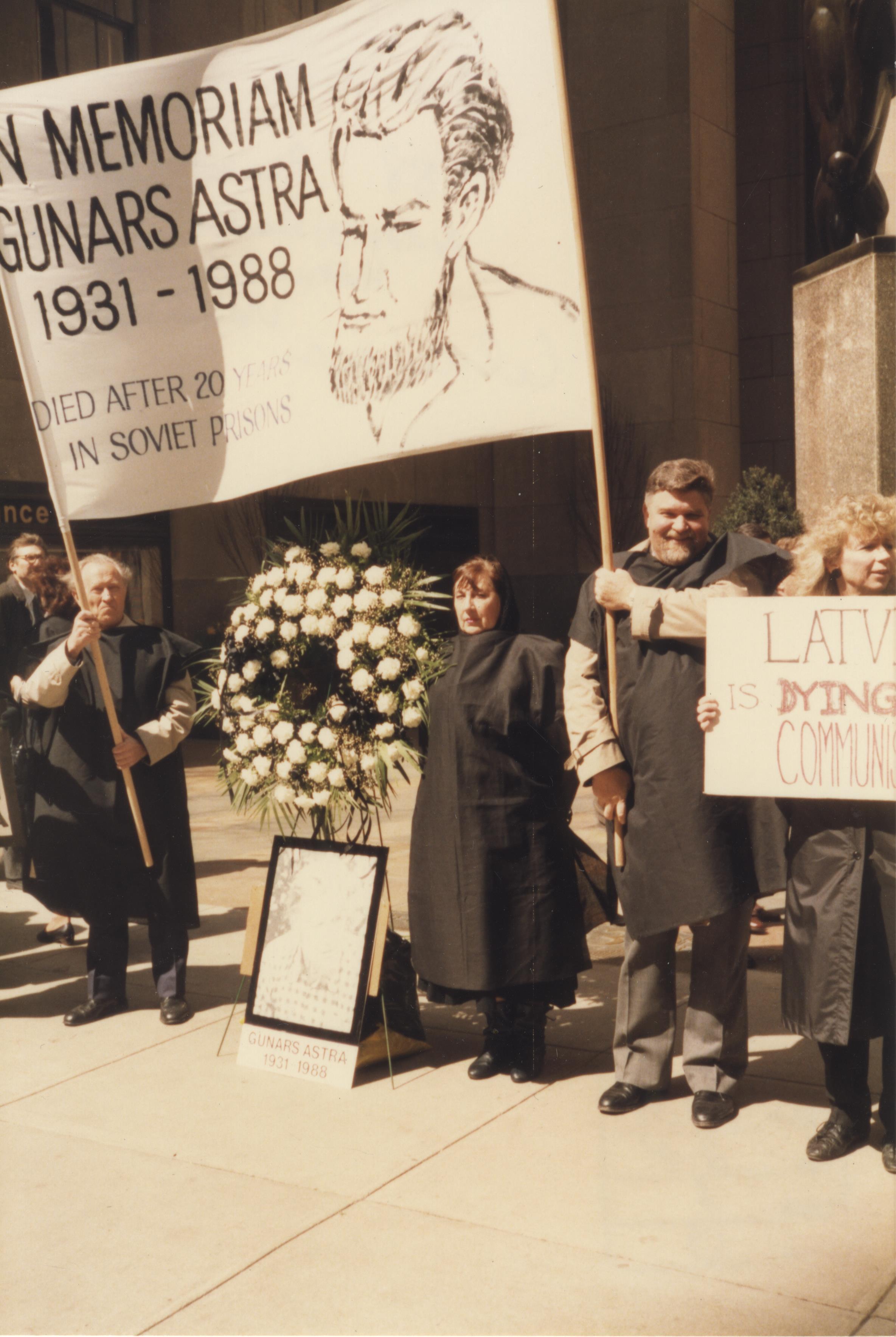 Uldis Ivars Grava (otrais no labās) protesta akcijā Gunāra Astras piemiņai pie ANO mītnes Ņujorkā, 1988. gads, autors nav zināms. LNA_LVA, F2928_2-v_7, 3. lp.