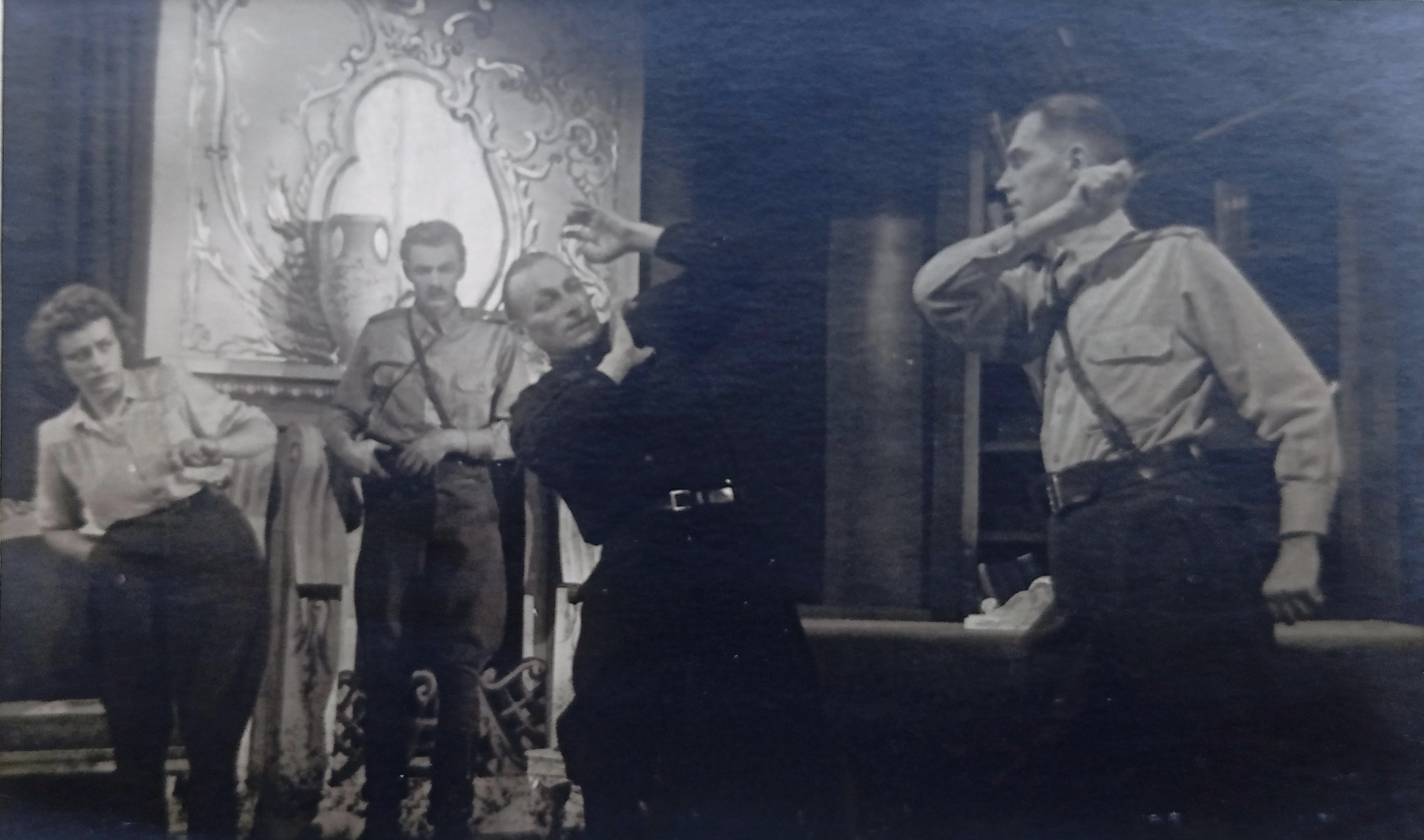 Ģirta Salnā drāmas "Meitene ar raksturu" uzvedums Vircburgas teātrī. Lilijas Salnās režija, Viktora Laiviņa dekorācijas. No kreisās: Olga Adiāne, Gunārs Grieze, Ģirts Salnais, Jēkabs Pļaviņš.