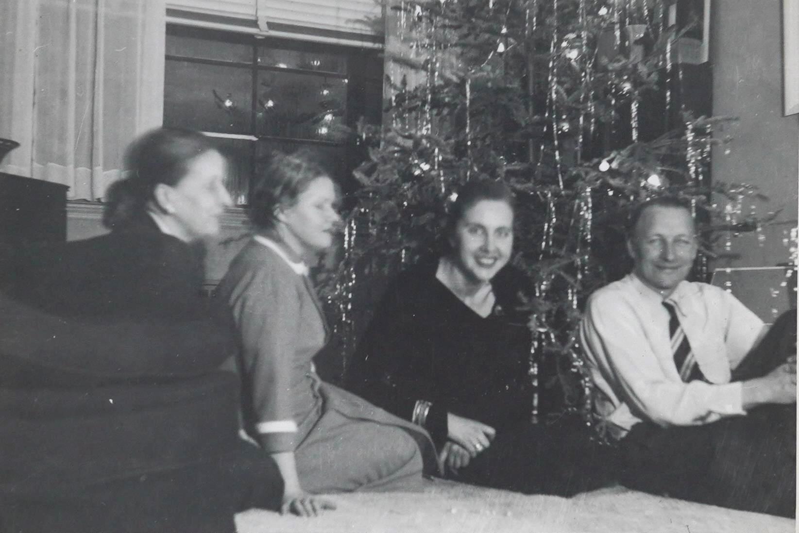 Lilija Salnā, rakstnieces Zenta Liepa, Mudīte Austriņa un Ģirts Salnais pie Ziemassvētku eglītes. 1954. gads.