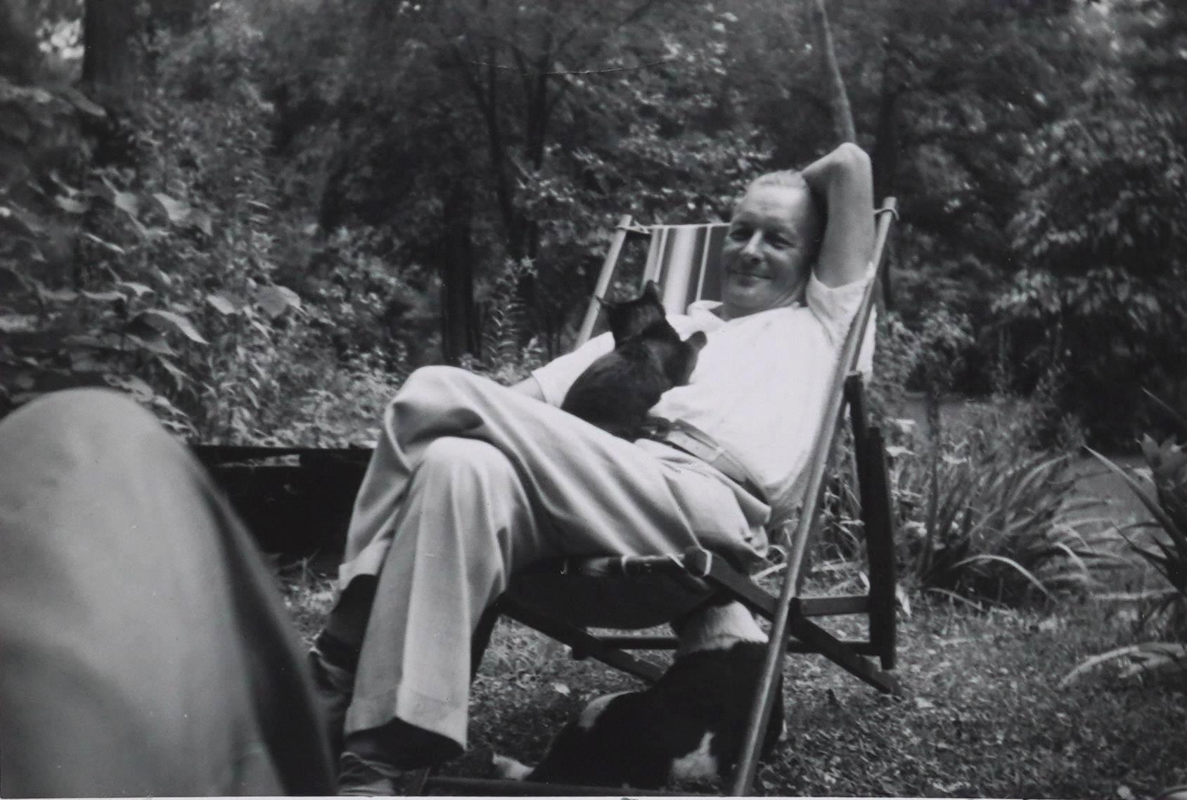 Ģirts Salnais atpūtas brīdī ar kaķi Ješku un suni Mici Sinklēra parkā Deitonā, Ohaio pavalstī, ASV. 1957. gads.