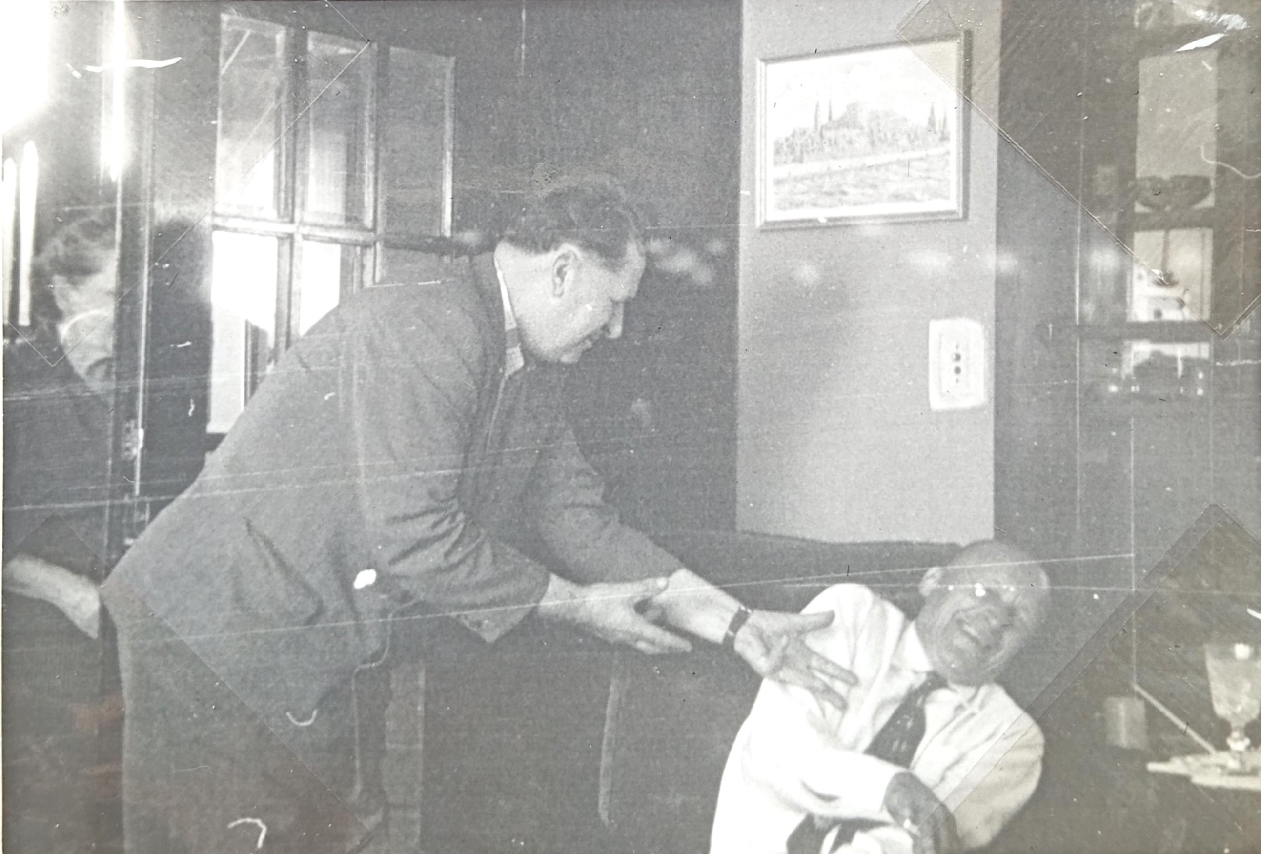 Aktieris Jānis Šāberts un Ģirts Salnais sarunā par jaunas lugas rakstīšanu. 1956. gads.