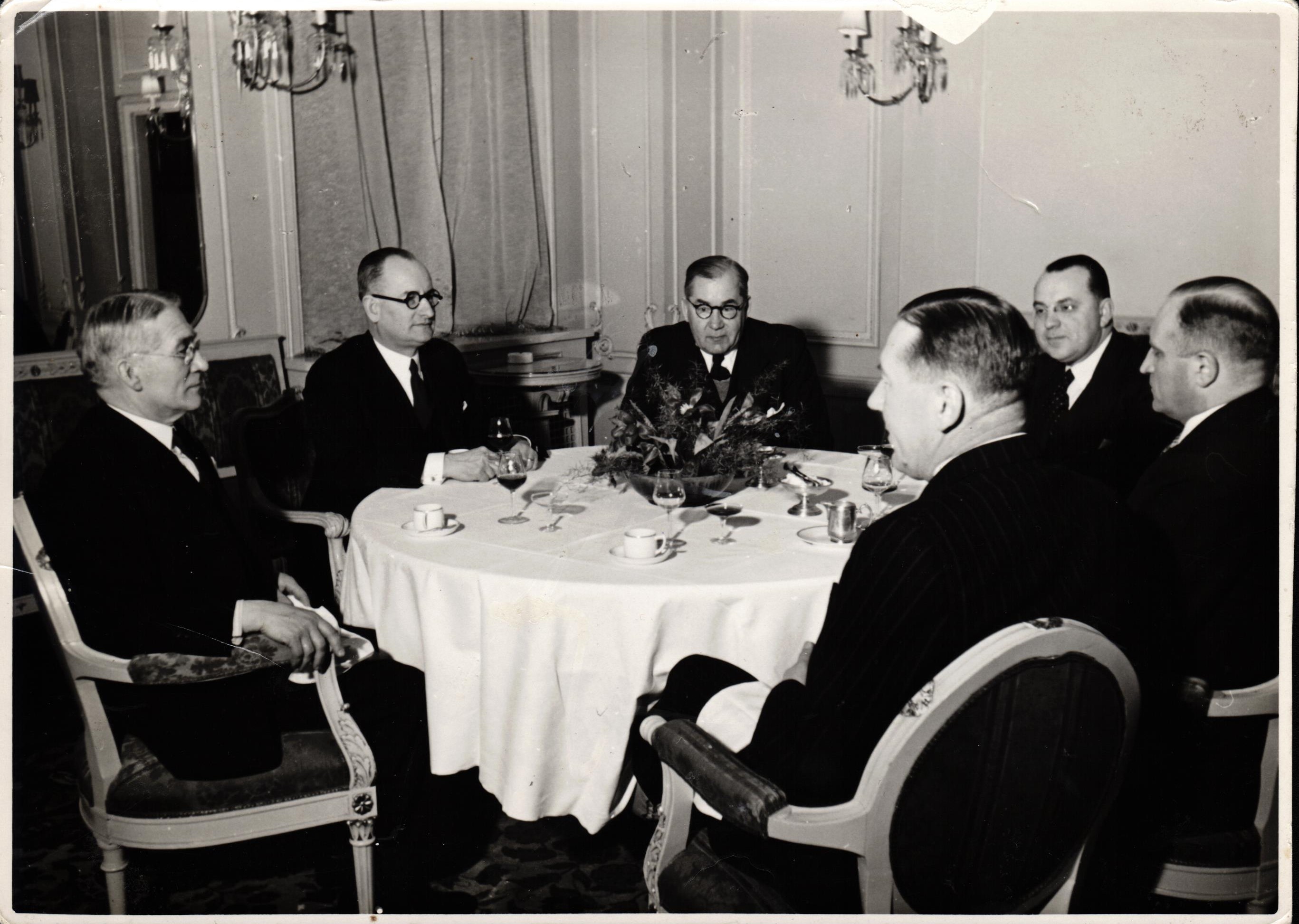 Sūtnis K.Zariņš viesībās pie Rīgas pilsētas lielvecākā R.Liepiņa 1940.g.