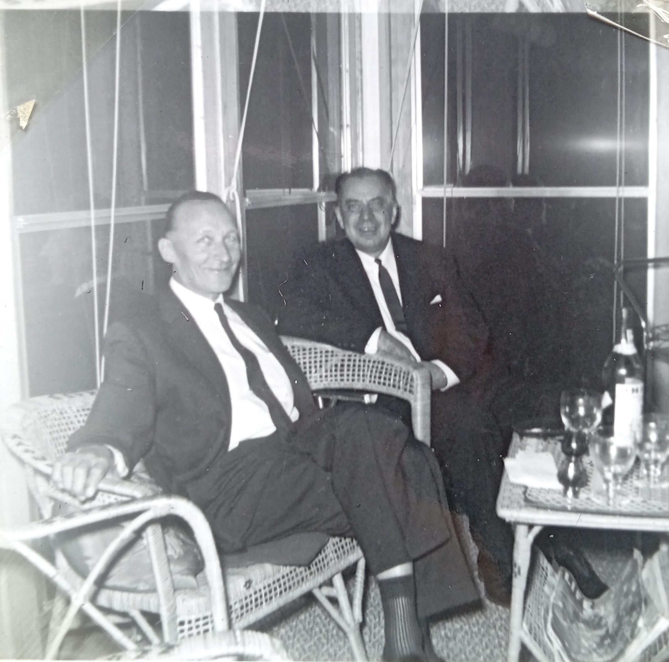 Ģirts Salnais un Knuts Lesiņš Knuta mājās Mineapolisā. 1960. gada 17. novembris.