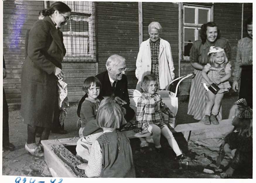 K.Zariņa vizīte Augsburgas nometnē 1949.gadā. Ed.Krauca veidots fotogrāfiju albums.