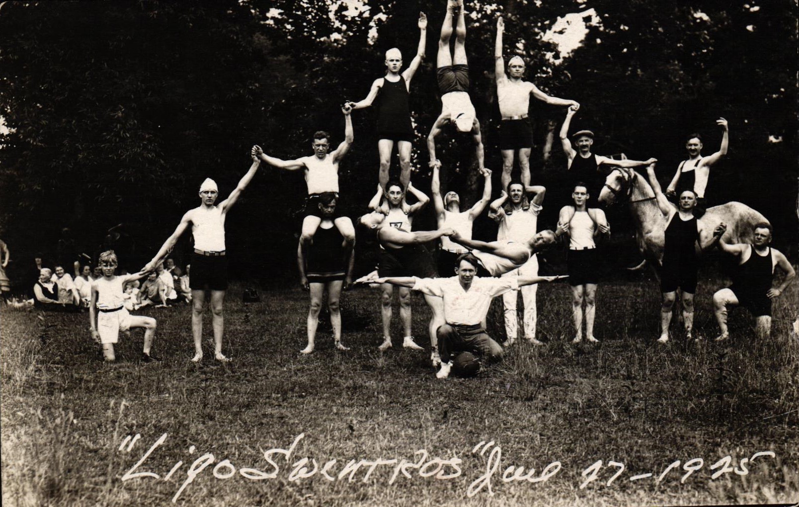 Filadelfijas latviešu izglītības biedrības "Prometejs" biedri Līgo svētkos 1925. gadā.