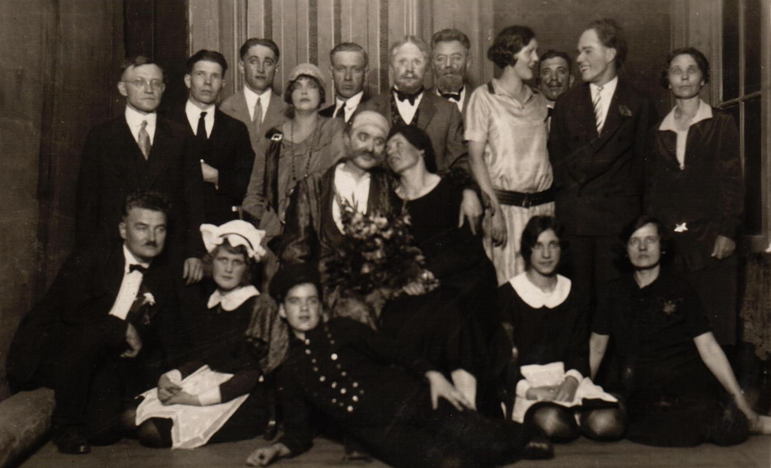 Filadelfijas latviešu izglītības biedrības "Prometejs" teātra kopas viesošanās Ņujorkā ar izrādi "Stiprinieks" 1927. gadā.