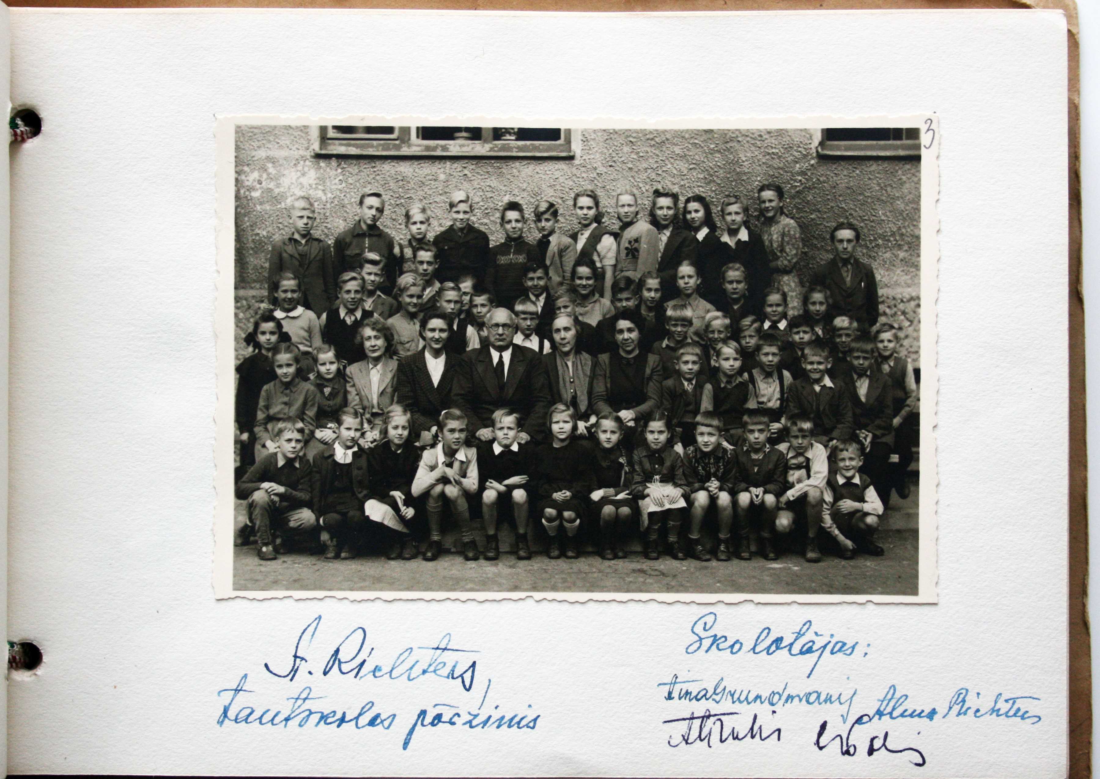 Albuma lapa no K.Zariņam dāvinātā albuma, apmeklējot latviešu bēgļu nometnes 1949.gadā.