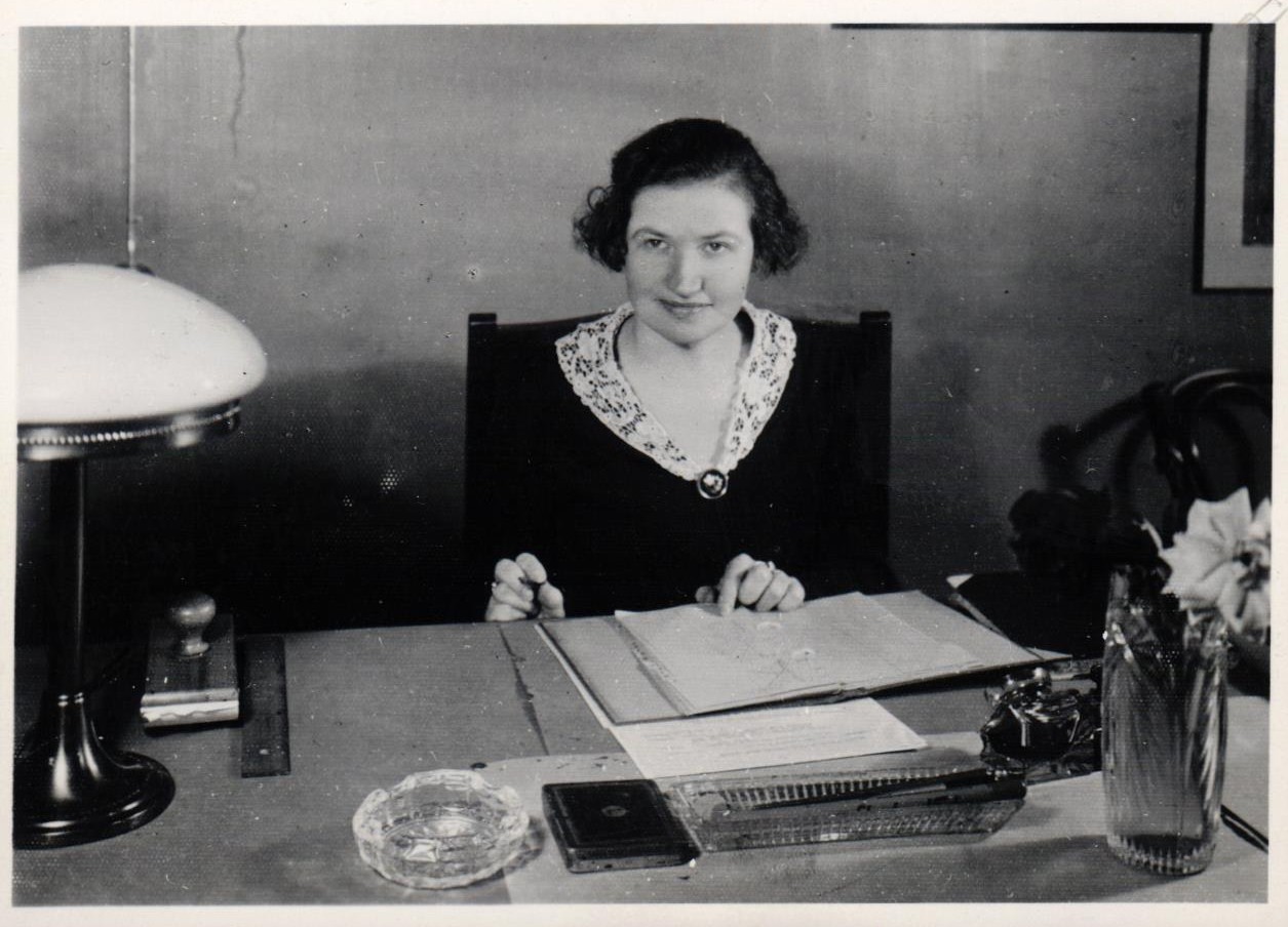 Jāņa Munča sieva Zuzanna Muncis darbā Dailes teātrī, kur viņa strādāja par sekretāri – galveno kasieri – no 1921. – 1937. gadam.