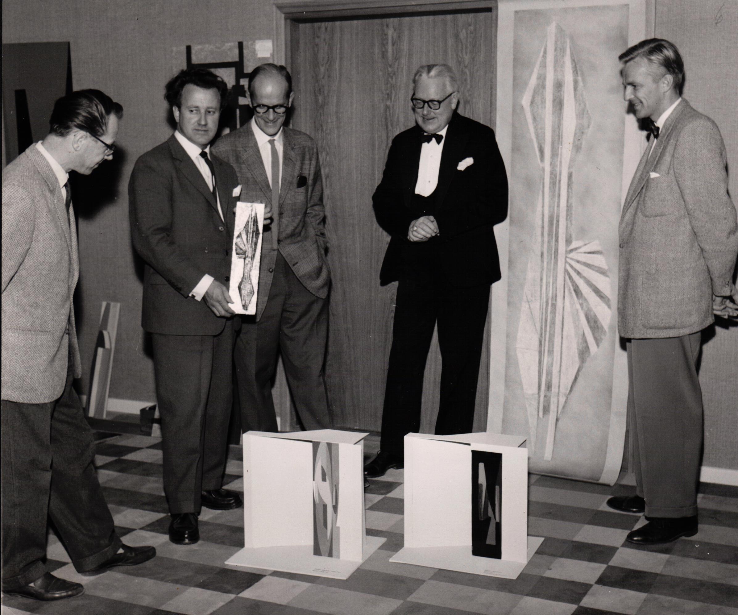 Mākslinieku grupa "X" pirms izstādes iekārtošanas Erebrū Lensa muzejā, 1958.g. No kreisās: Alfrēds Lapukins, mākslinieki Bengts Rūne Norštroms, Endels Koks, Erebrū Lensa muzeja direktors Dr. Bertils Valdens, mākslinieks Lars Spaks.