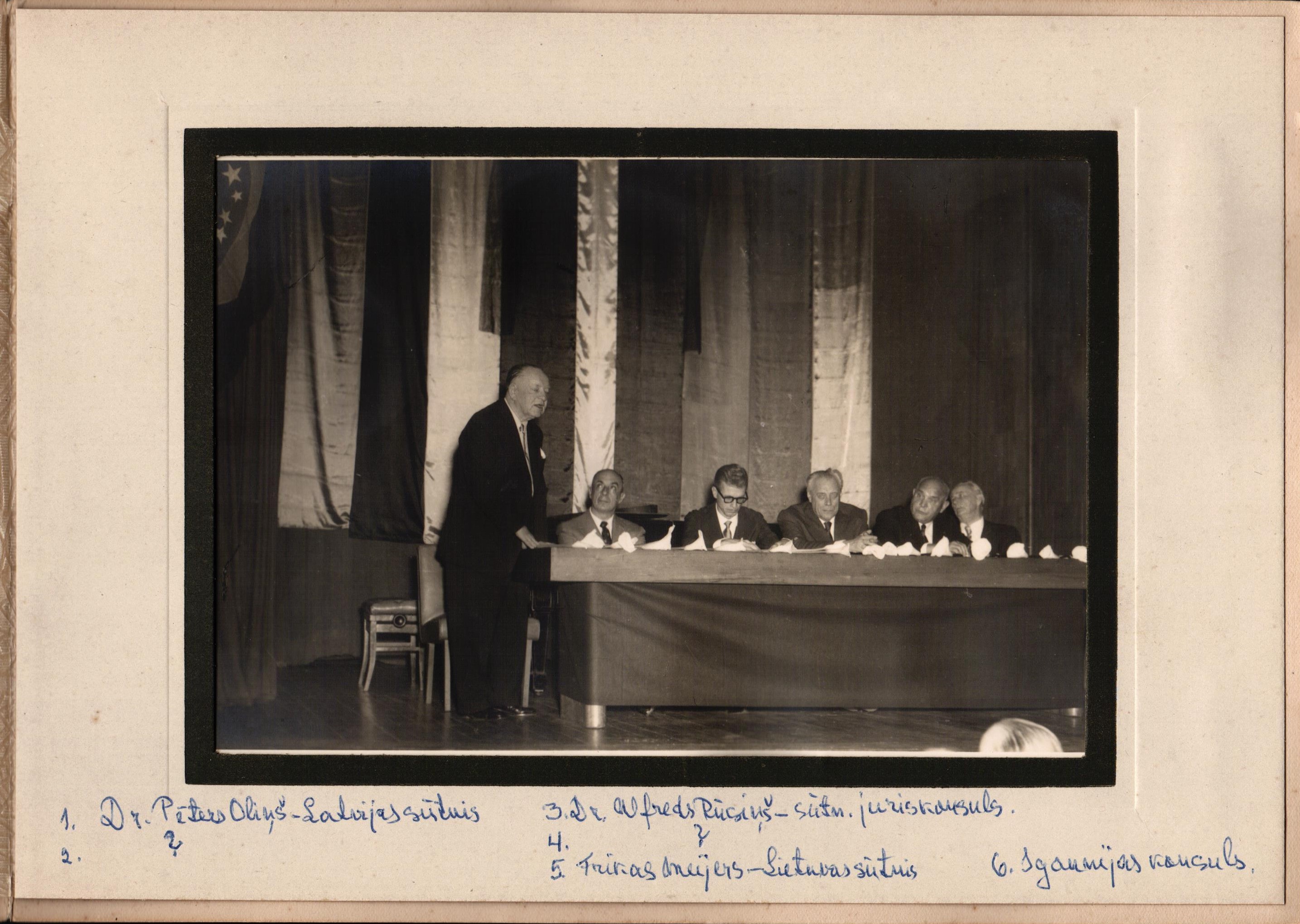 Baltijas valstu diplomātiskie pārstāvji Brazīlijā kādā svinīgā pasākumā. 20. gs. 50. – 60. gadi. No kreisās: 1. - Dr. Pēteris Oliņš, 3. – Dr. Alfredo Teodoro Rūsiņš.