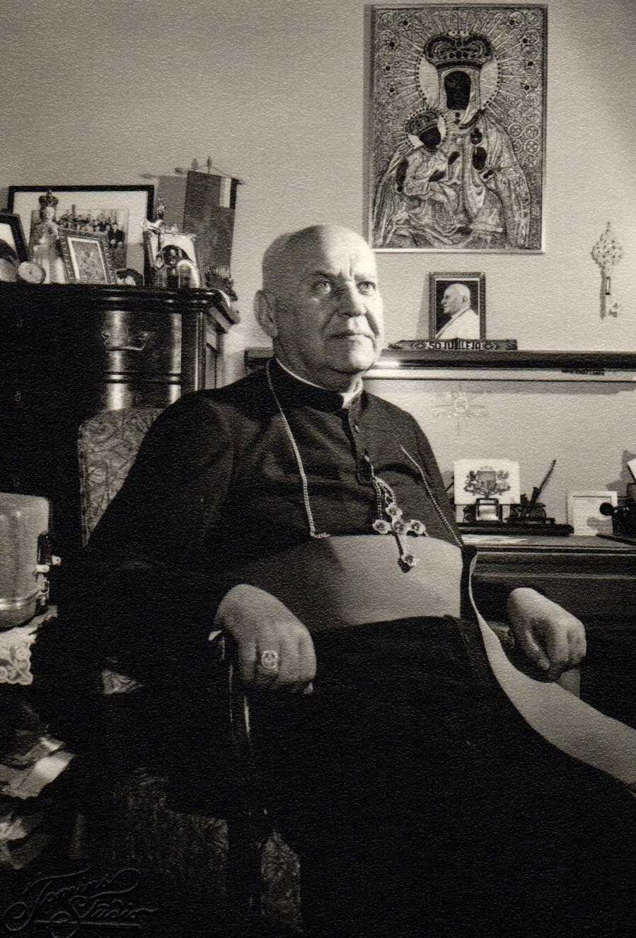Bīskaps Jāzeps Rancāns savā darba kabinetā. 20. gadsimta 50. – 60. gadi.