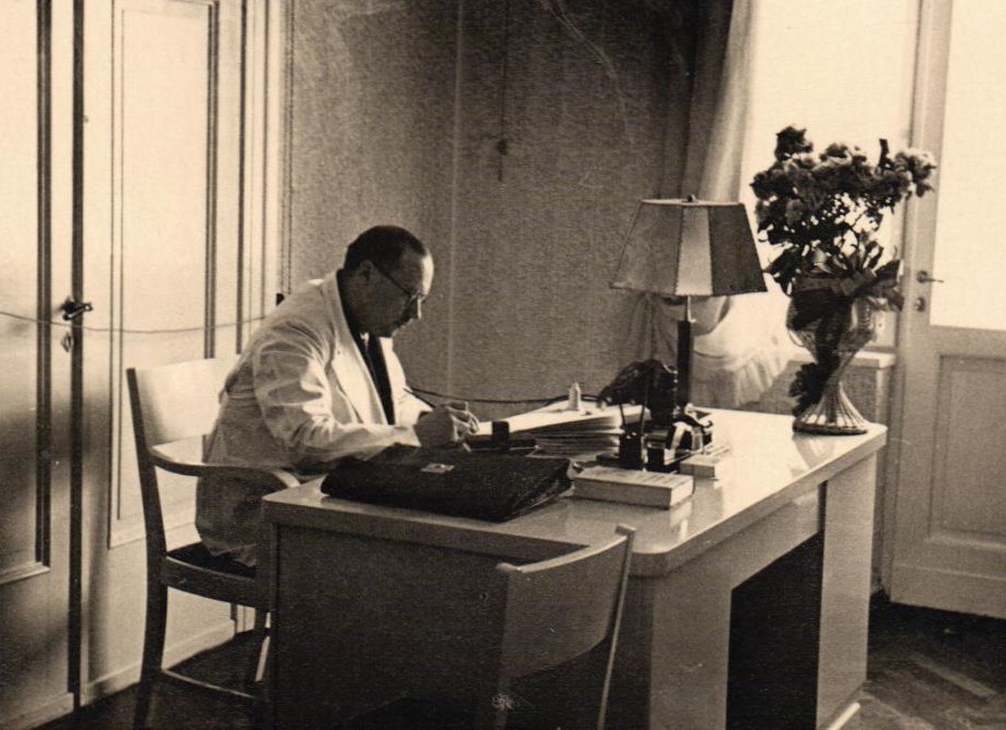 E.Ogriņš darba kabinetā, Rīgā. 1940.g.