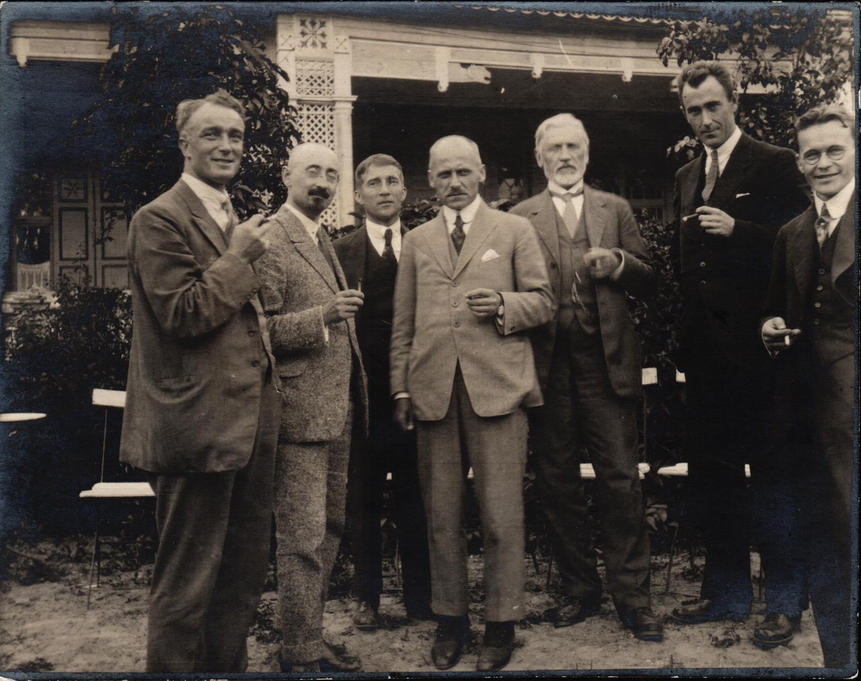 Sūtņu konference Bulduros, 1921.g. No kreisās: J.Bisenieks, H.Albāts, K.Zariņš, K.Ducmanis, Fr.Grosvalds, V.Šūmanis un V.Salnais.