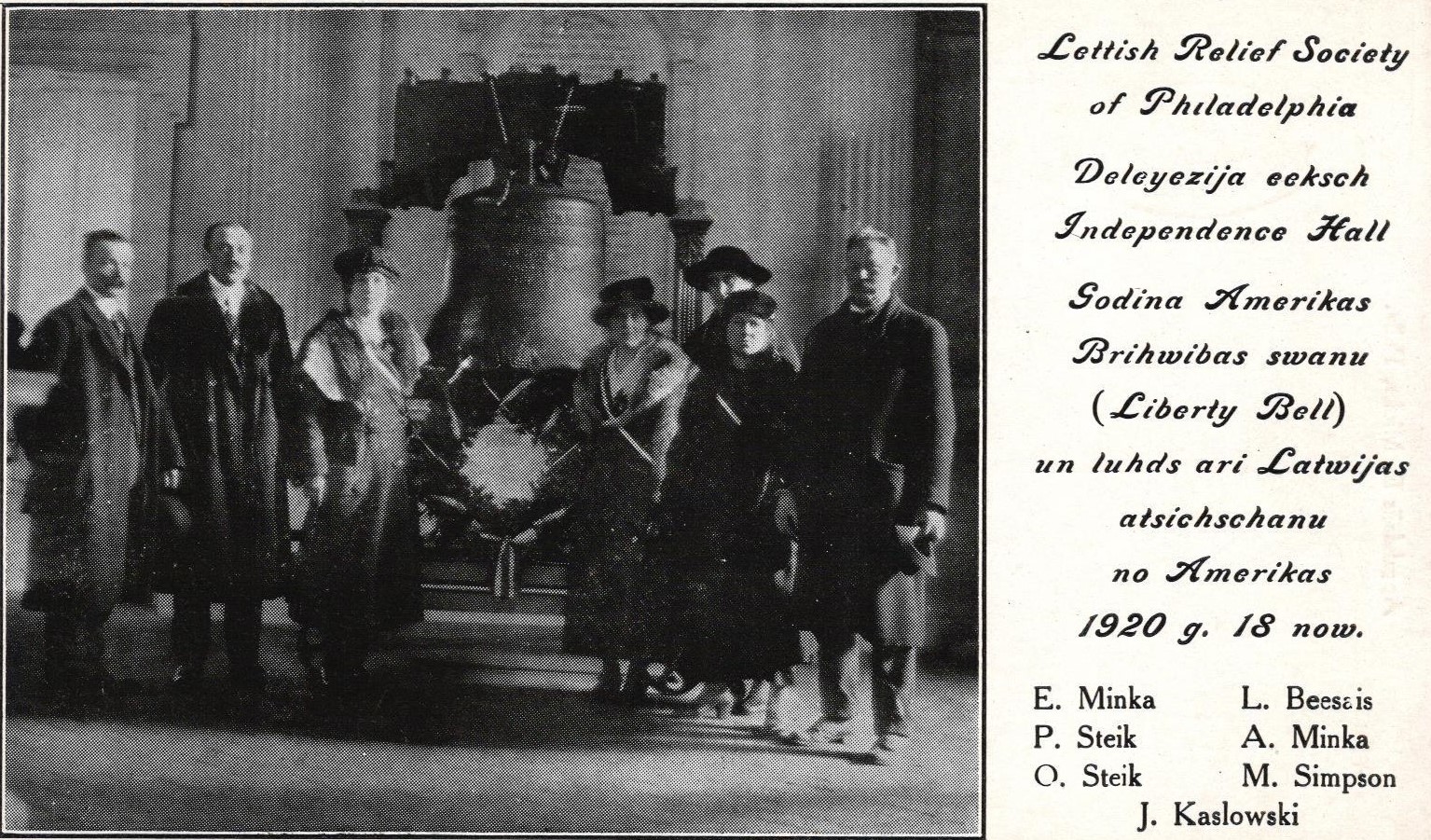 Filadelfijas latvieši 1920. gadā Pensilvānijas štata valdības namā pie ASV Brīvības zvana, kas 1776. gada 8. jūlijā ieskandināja ASV Neatkarības deklarācijas pieņemšanu.