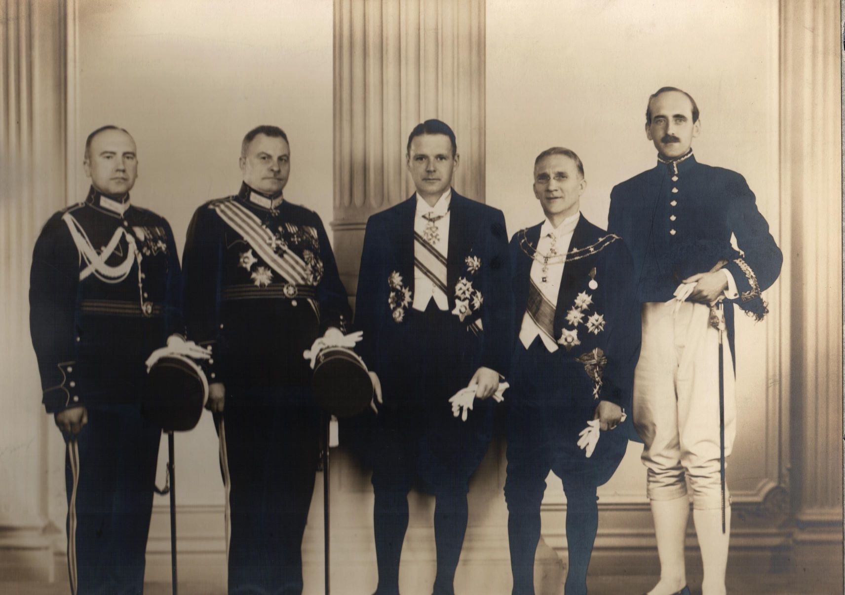 No kreisās puses: ģenerāļa K.Berķa adjutants R.Osis, ģenerālis K.Berķis, Latvijas ārlietu ministrs V.Munters, sūtnis K.Zariņš un Anglijas karaļnama pārstāvis. Londonā, 1937.g.