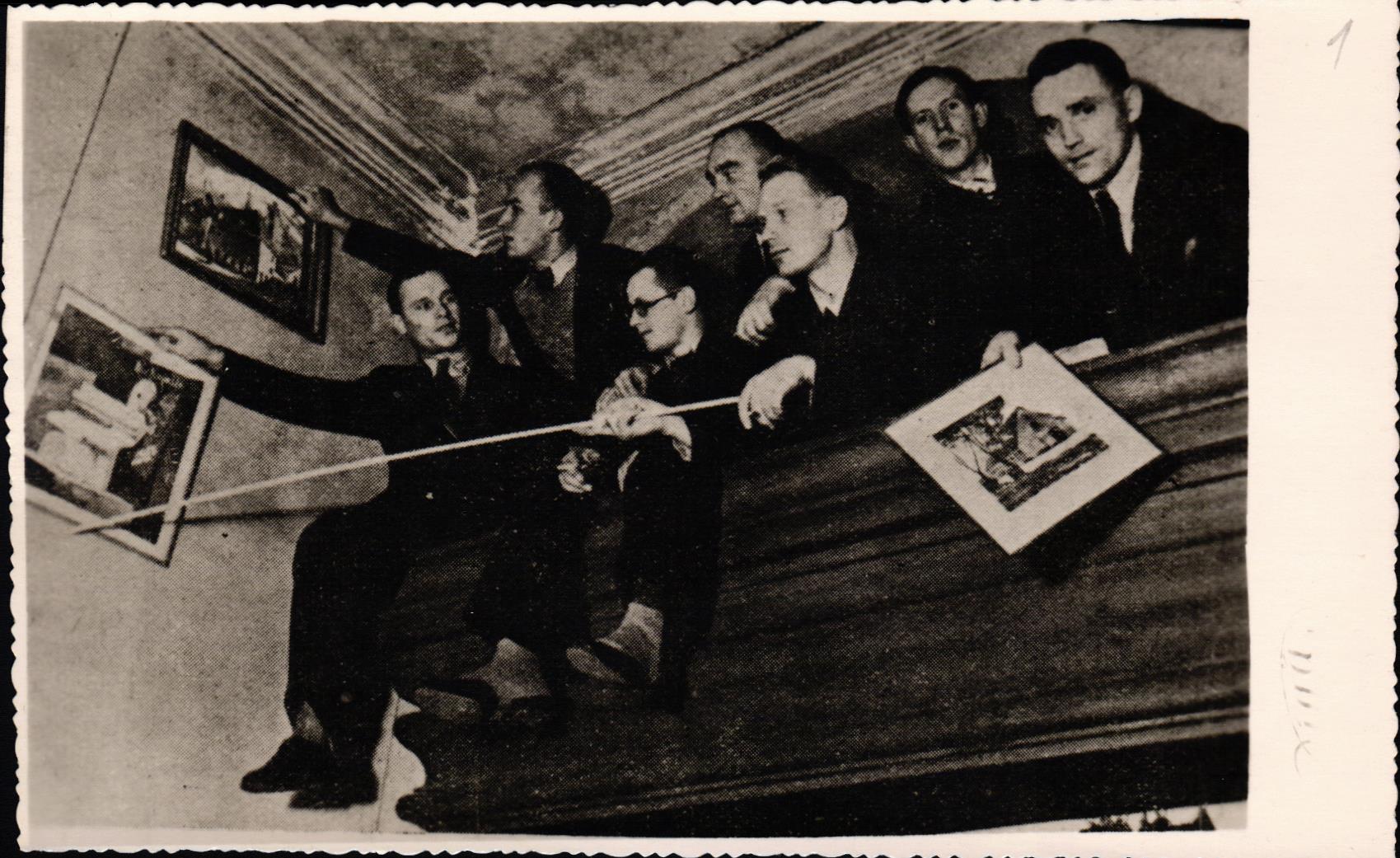 A. Lapukins (pa vidu ar brillēm) studiju gados Zviedru vārtos Rīgā, kur tika organizētas pirmās kopējās mākslas izstādes ar Lapukina darbiem. 1930. gadu 2. puse.