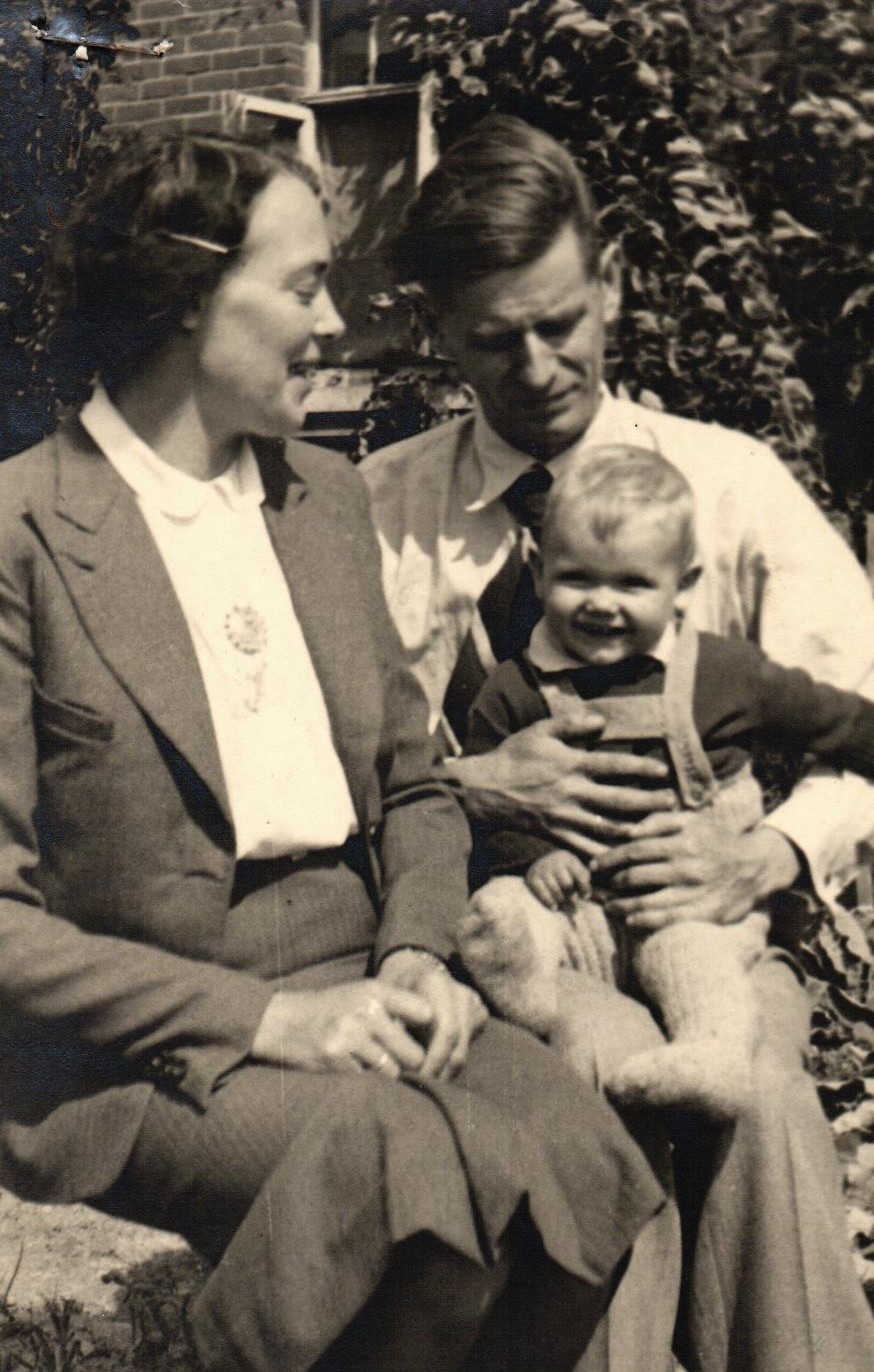 Edgars Bērziņš, viņa dzīvesbiedre Alīda Bērziņa un meitiņa Marga Bērziņa. 20. gs. 40. gadi.