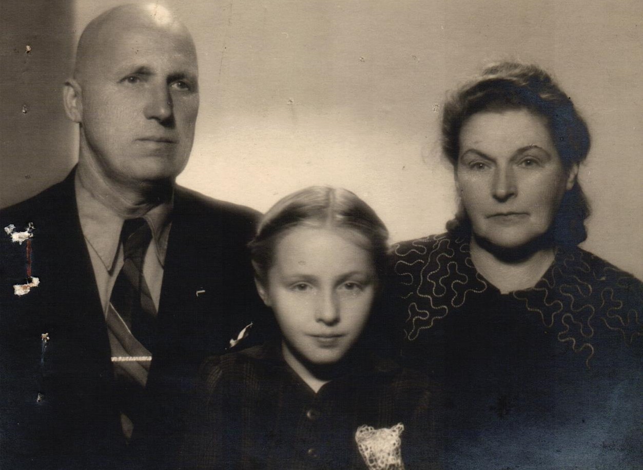 Augusts Timrots, viņa dzīvesbiedre Olga un meitiņa Izolde. 20. gs. 40. gadi.