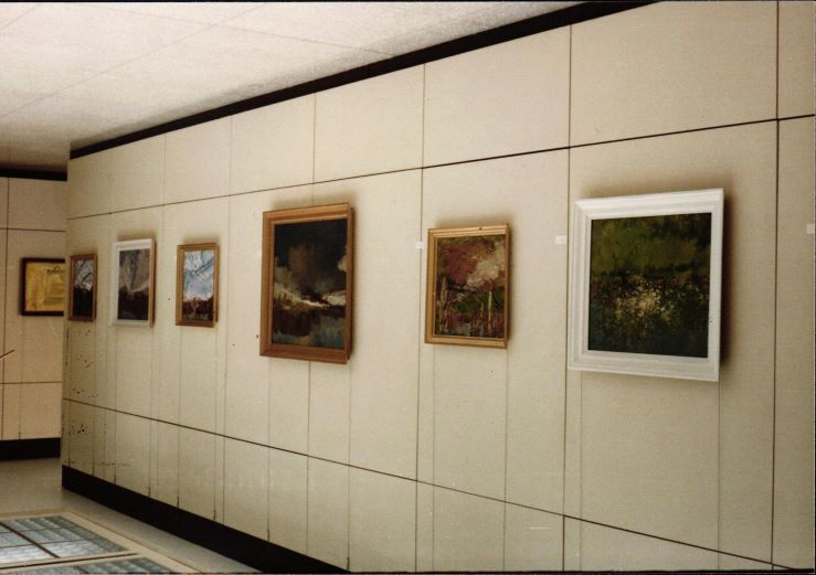 Fotogrāfija no 7. latviešu mākslinieku izstādes Kalamazū (ASV) Mākslas institūtā. 1987. gads.