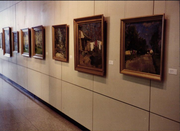 Fotogrāfija no N. Riškes personālizstādes Kalamazū (ASV) Mākslas institūtā. 1990. gads.