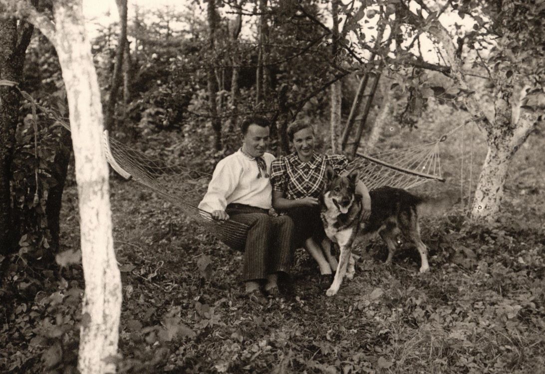 Ģ. Ārvaldis ar sievu Elzu Ārvaldi Embūtes "Jaunzemjos". 1930. gadi.