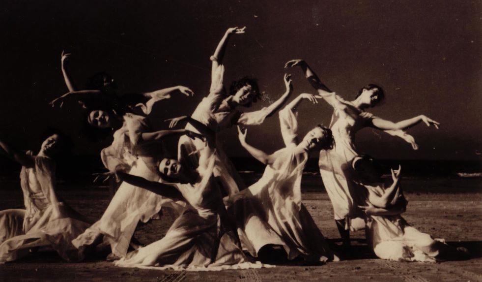 Ģ. Ārvalda sieva Elza Ārvalde kopā ar deju grupu Rīgas Jūrmalā, dejojot Friderika Šopēna valšus. 1937. vai 1938. gads.