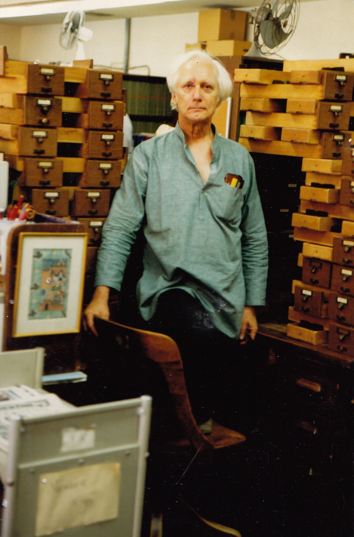 Manfrēds Zīverts savā darba vietā – Kolumbijas Universitātes bibliotēkā Ņujorkā 1989. gadā.