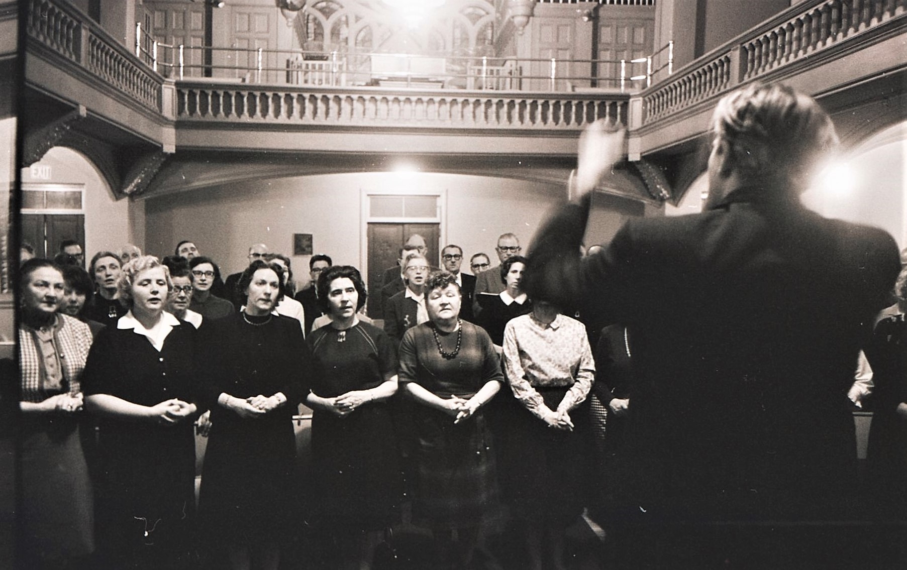 Diriģents Bruno Skulte ar kori. 1965. gada marts. Foto autori: A. un M. Zīverti.
