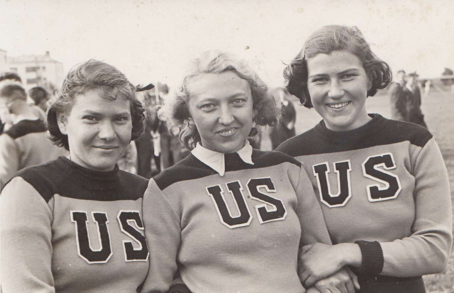 "Universitātes Sports" sieviešu basketbola komandas spēlētājas. No kreisās: Alise Gailīte, nezināma, Alma Gailīte. 1930. gadi.