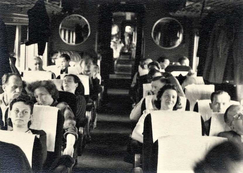 Alise Gailīte vilcienā ceļā uz Bērlingtonu (ASV). 1950. gads.