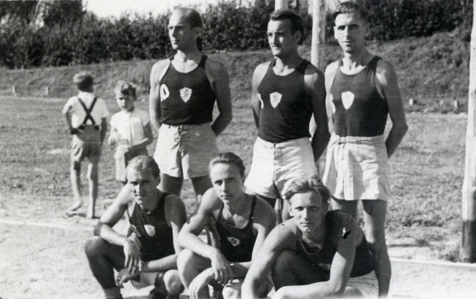 Manfrēds Zīverts (1. rindā 1. no labās puses) "TBG 78 Heidelberg" vīriešu basketbola vienības sastāvā. 1948. gads.