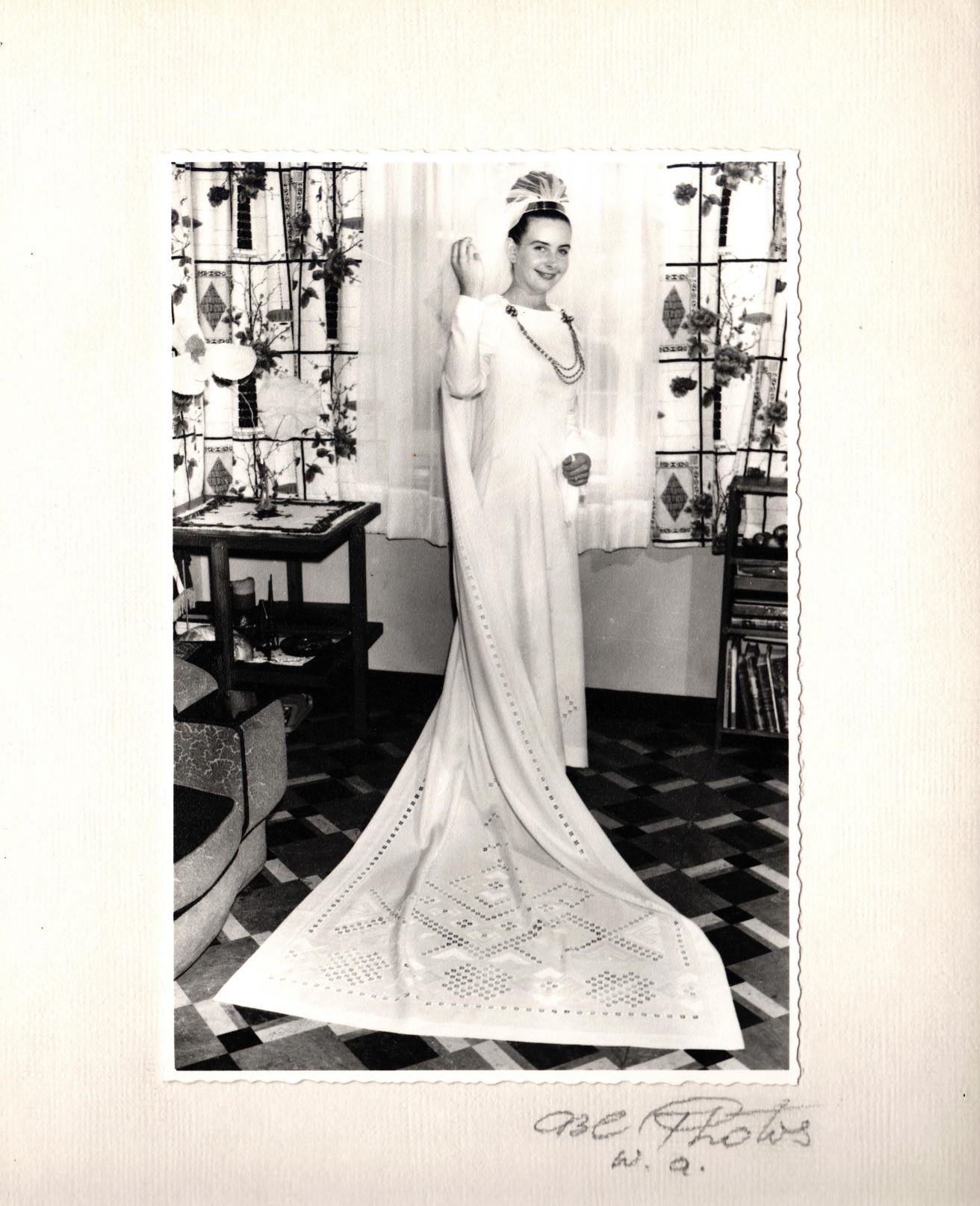 L. Beklešovas darinātās līgavas kleitas fotogrāfija. 1970. – 1990. gads.